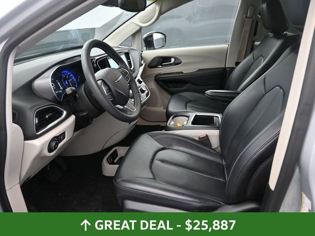 Used 2024 Chrysler Pacifica Touring-L image 17