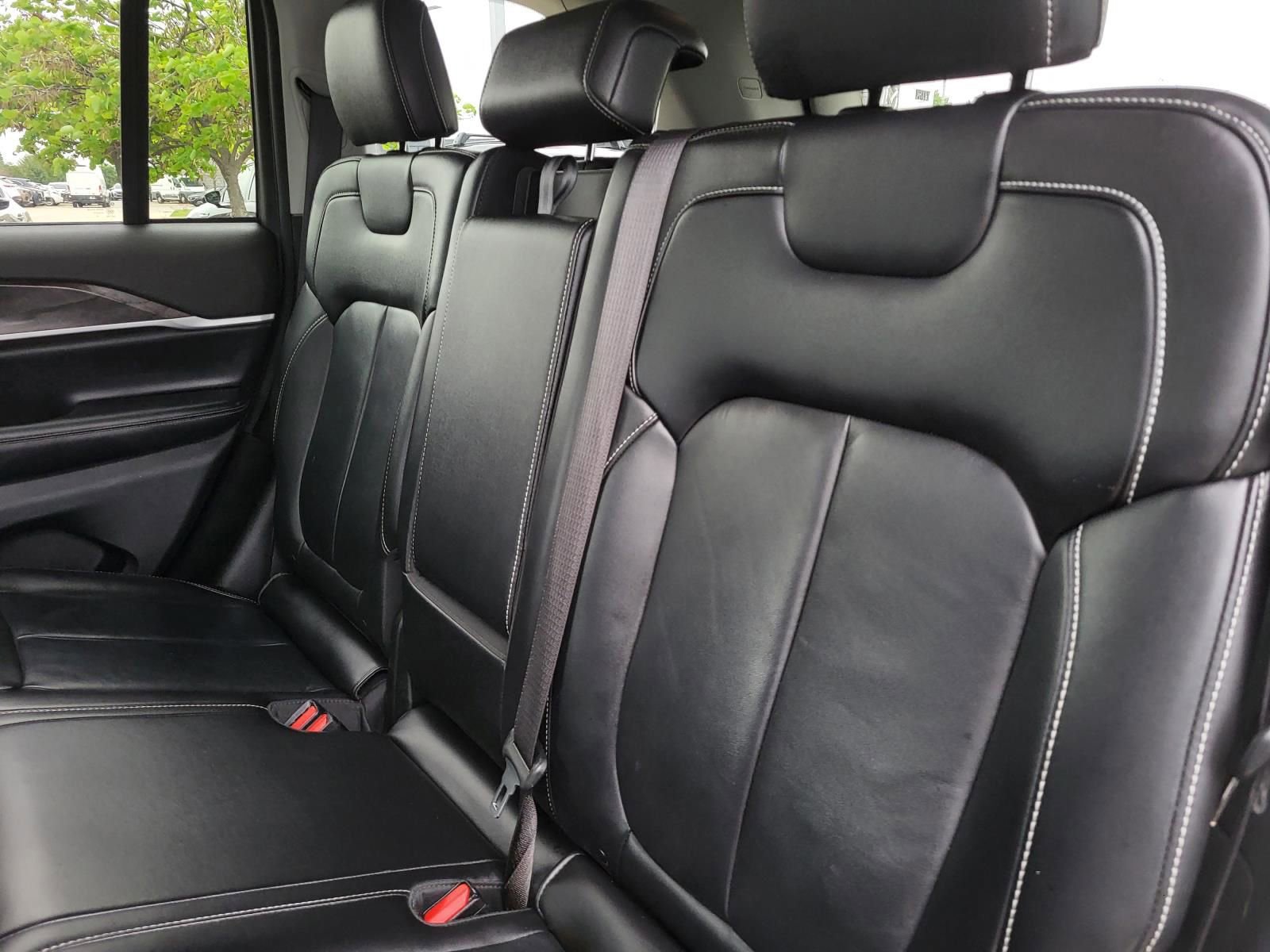 Used 2023 Jeep Grand Cherokee Limited w/ Black Appearance Package image 12