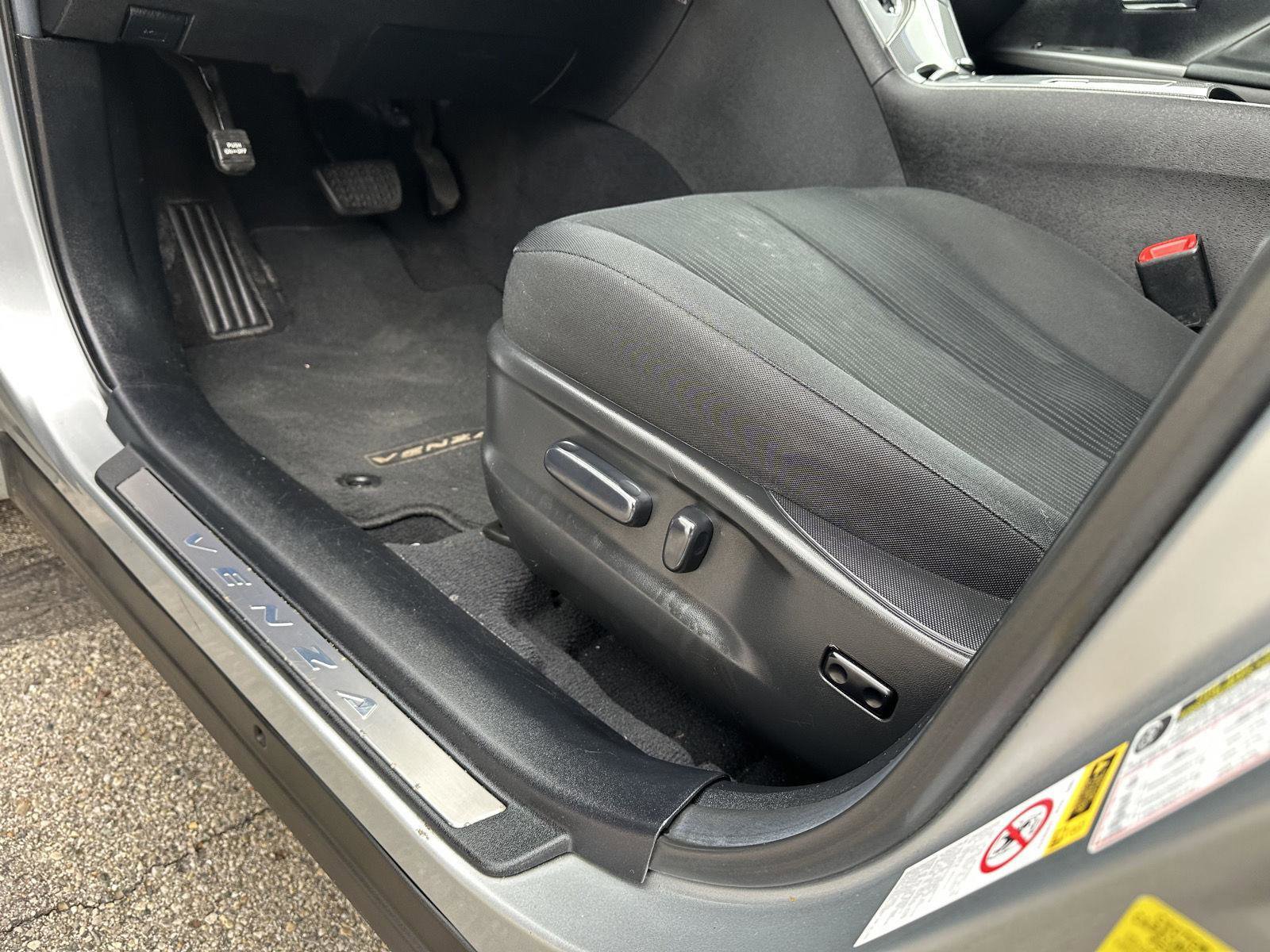 Used 2015 Toyota Venza LE image 18