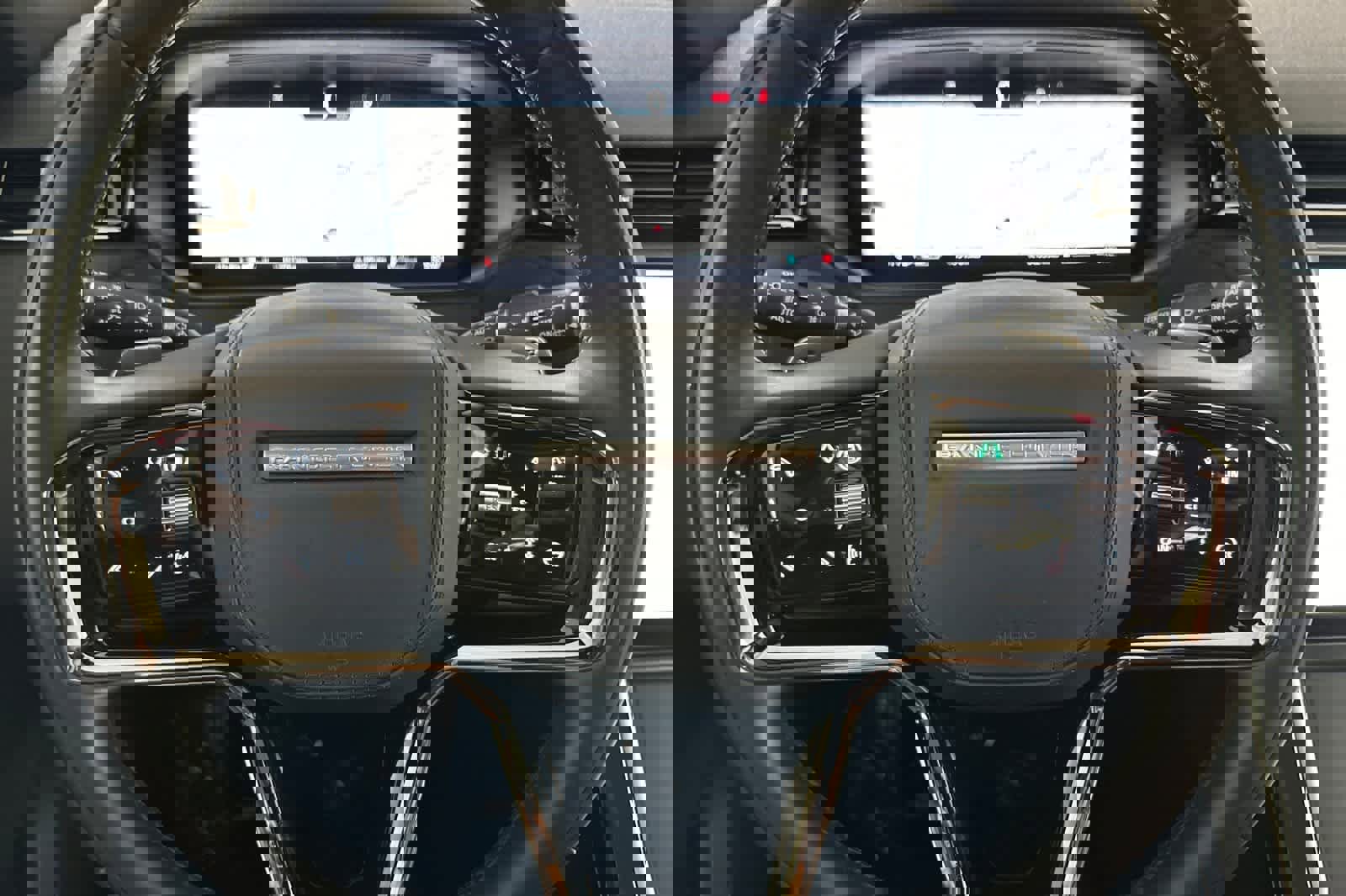 Used 2025 Land Rover Range Rover Velar Dynamic SE image 24