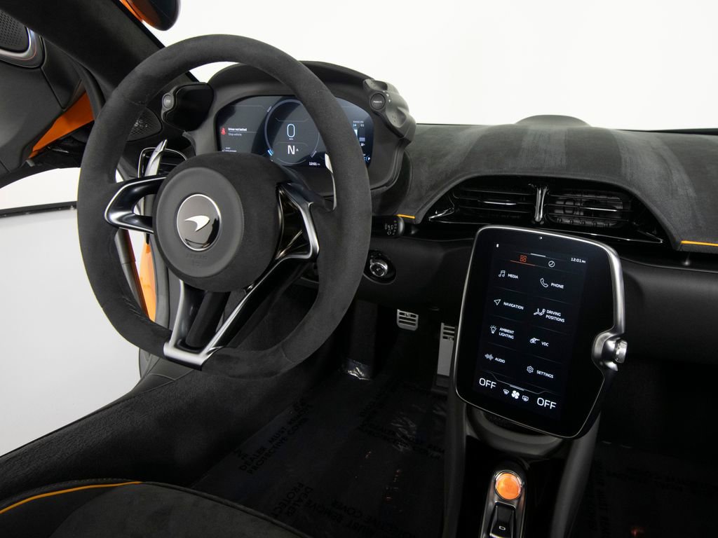 Used 2025 McLaren Artura Spider image 30