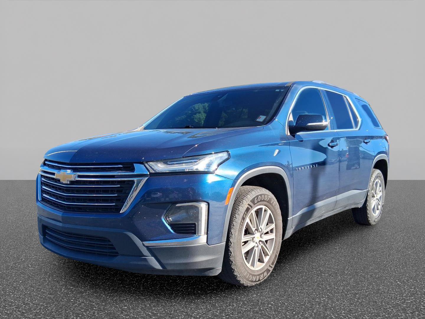 Used 2022 Chevrolet Traverse LT FWD image 2