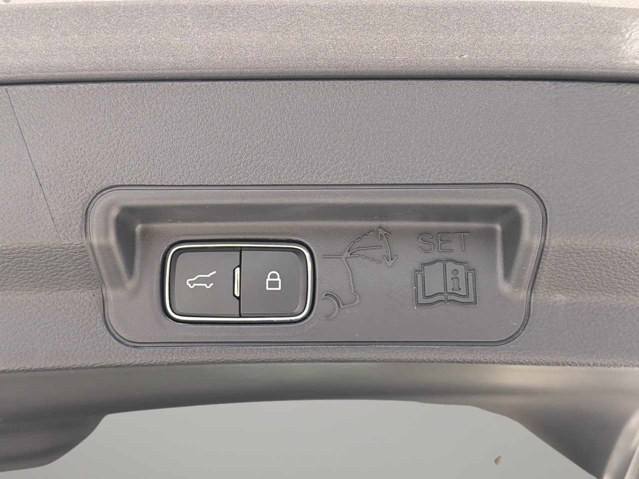 Certified 2025 Ford Explorer Active RWD image 8