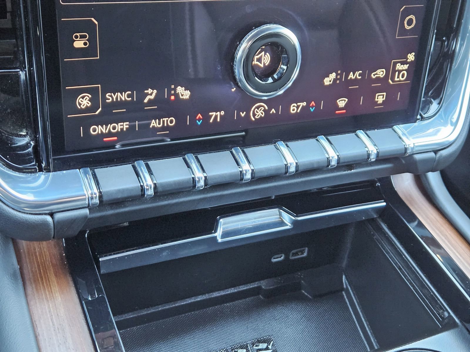 Used 2025 GMC Yukon XL Denali image 24