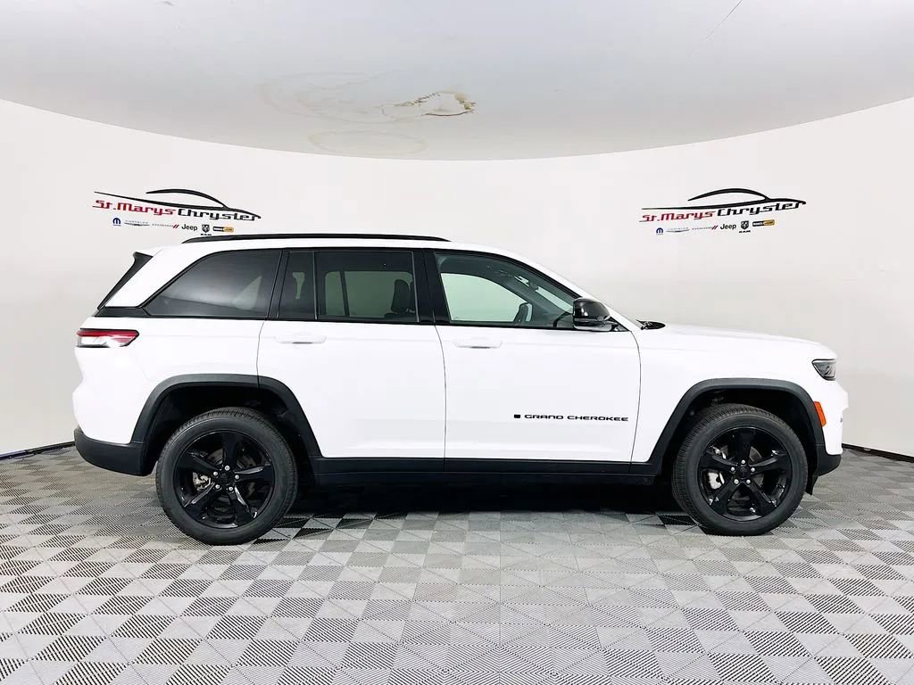 Used 2024 Jeep Grand Cherokee Limited w/ Black Appearance Package AWD/4WD image 9