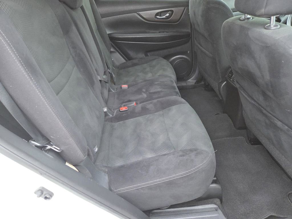 Used 2016 Nissan Rogue SV image 16