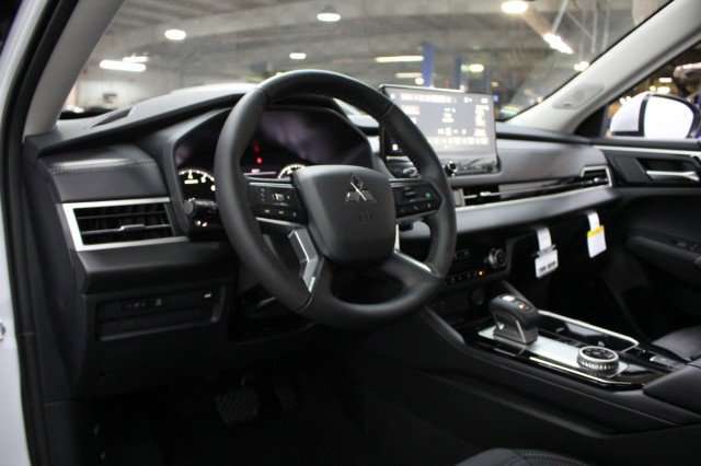 New 2026 Mitsubishi Outlander SE image 5