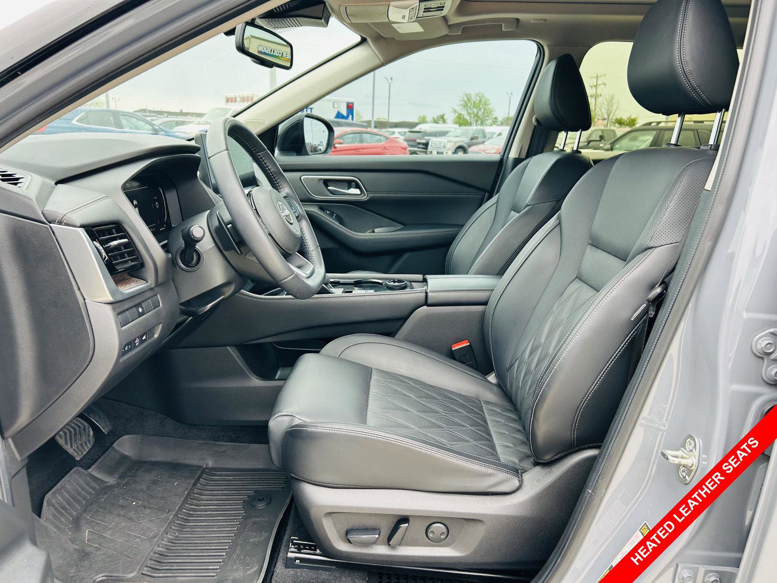 Used 2024 Nissan Rogue Platinum image 3