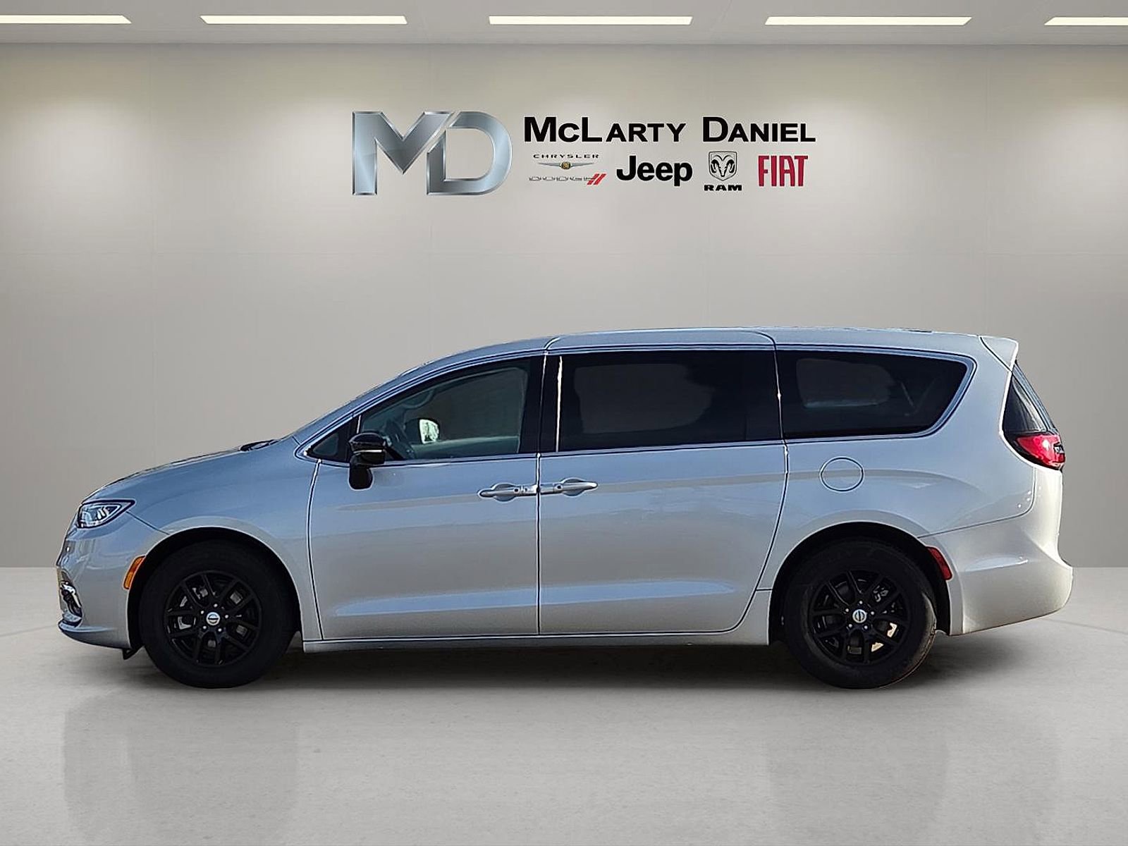 Used 2024 Chrysler Pacifica Touring-L image 3
