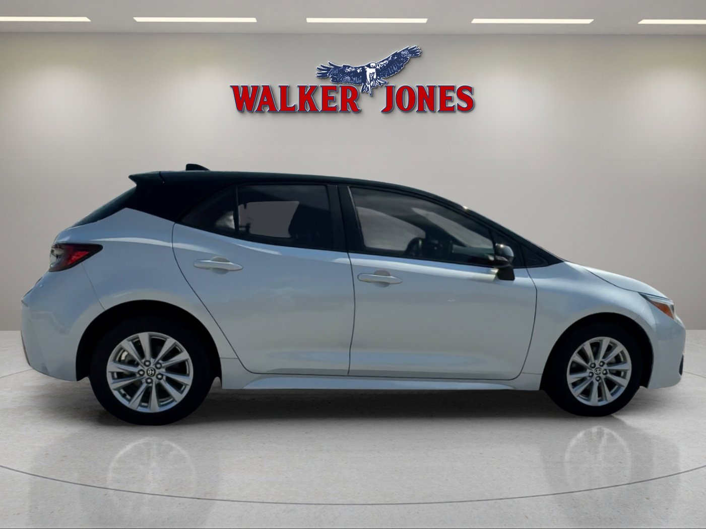 Used 2023 Toyota Corolla SE image 2