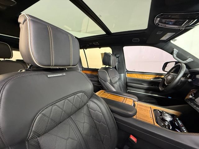 Used 2023 Jeep Grand Wagoneer Series III AWD/4WD image 32