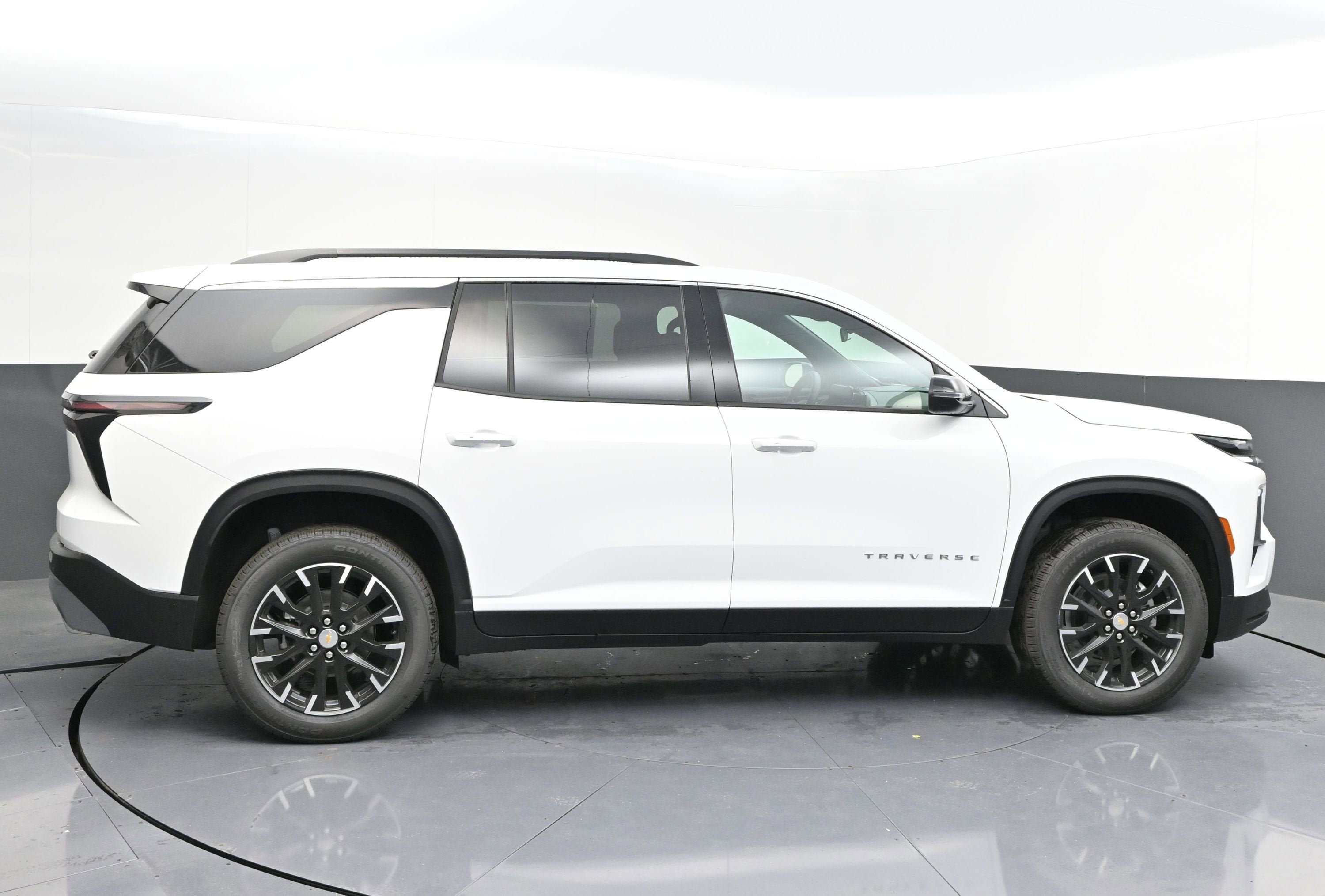 New 2026 Chevrolet Traverse LT w/ Sun and Wheel Package FWD image 8