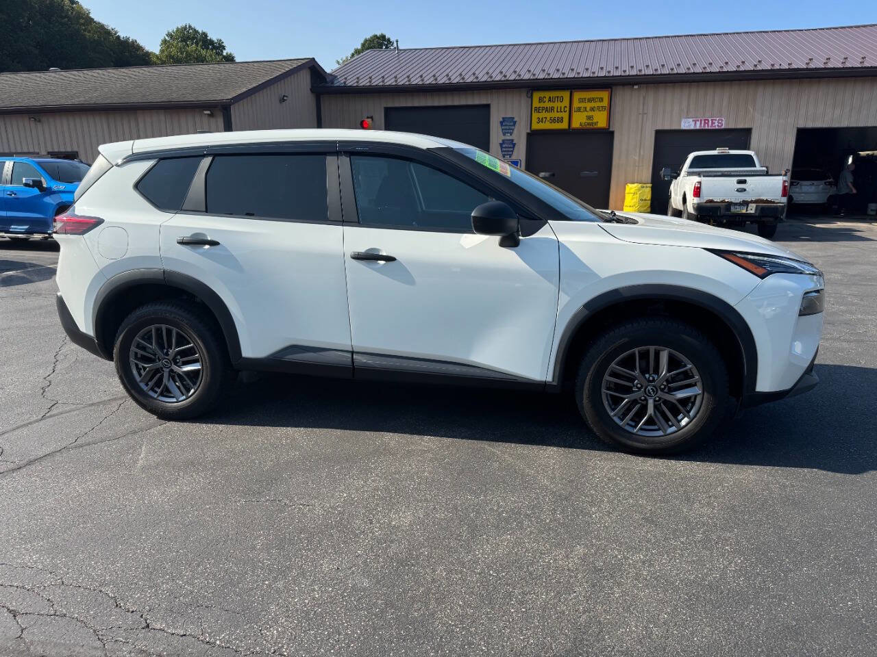 Used 2023 Nissan Rogue S image 2