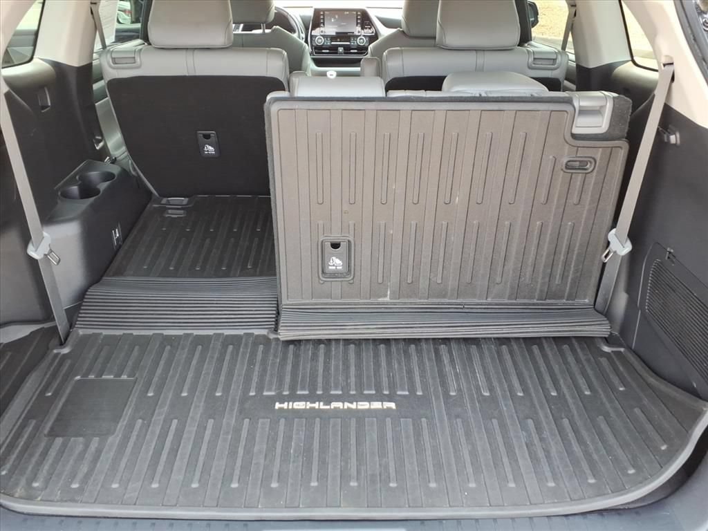 Used 2020 Toyota Highlander XLE AWD/4WD image 18