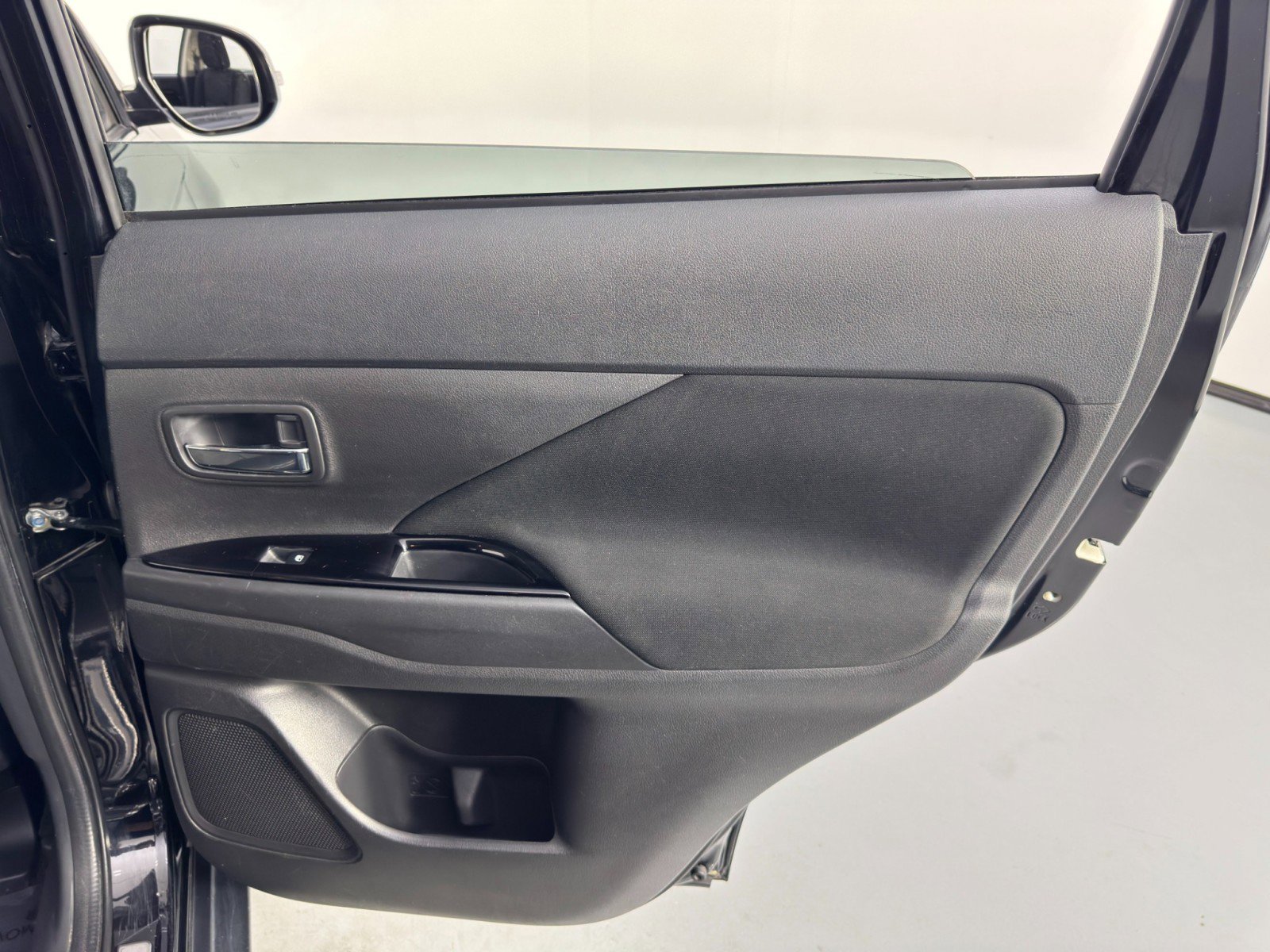 Used 2017 Mitsubishi Outlander SE image 39