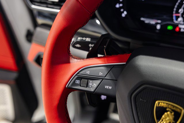 Used 2022 Lamborghini Urus AWD/4WD image 33