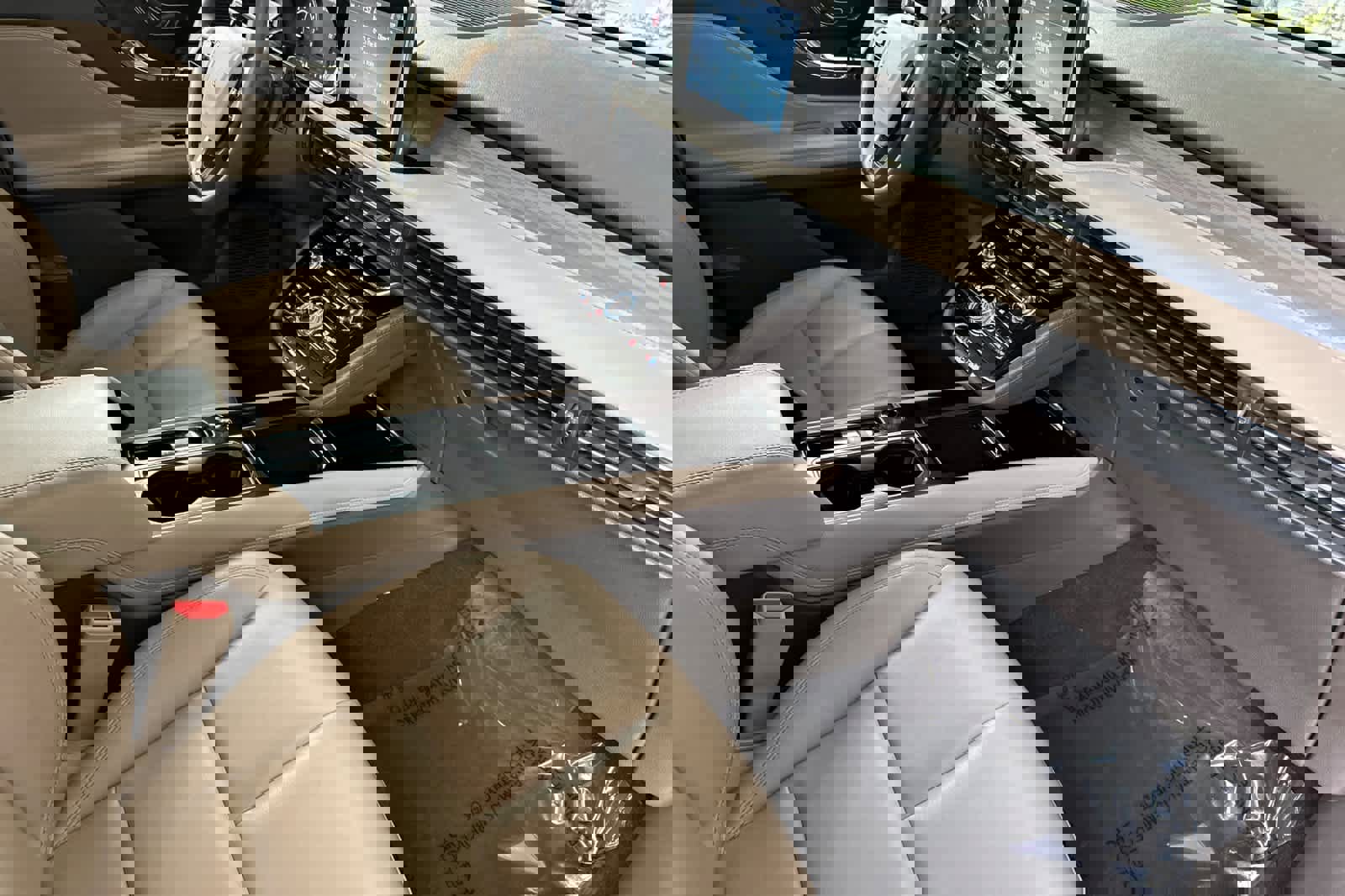 Used 2022 Lincoln Corsair FWD w/ Rear Removable Package Tray image 17