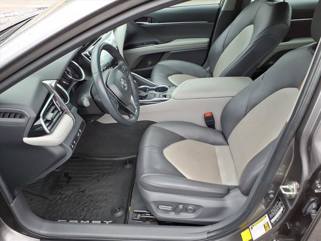 Used 2020 Toyota Camry XLE w/ Navigation Package image 11
