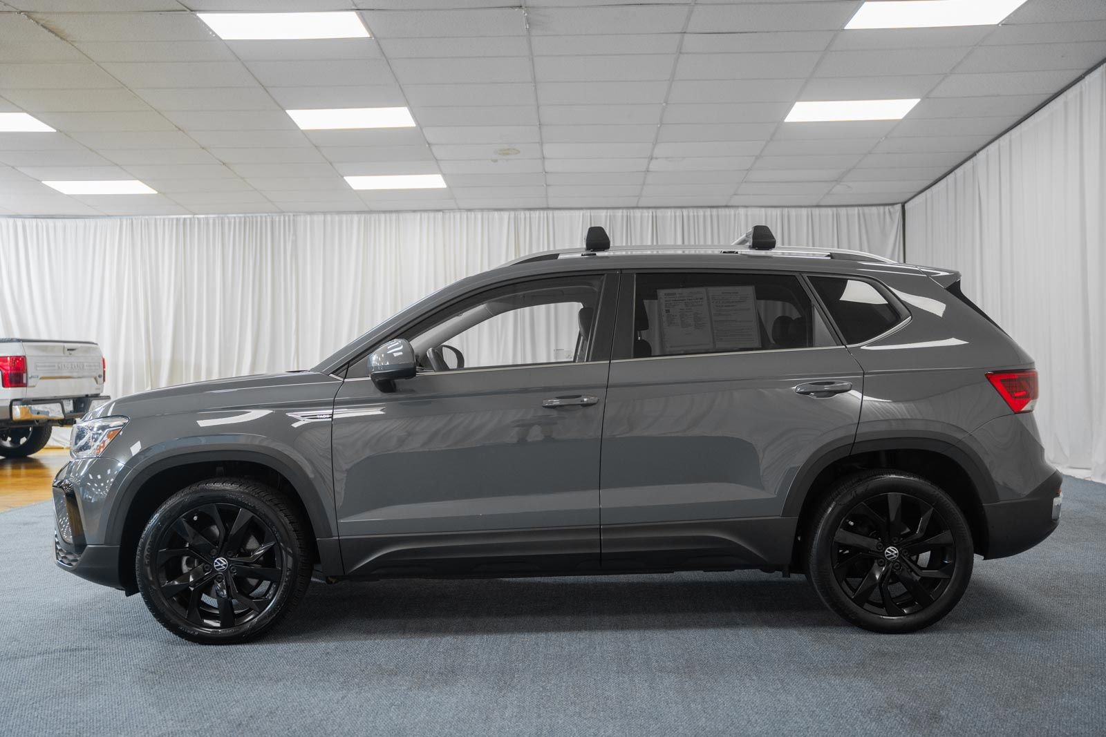 Used 2022 Volkswagen Taos SEL w/ Panoramic Sunroof Package FWD image 5