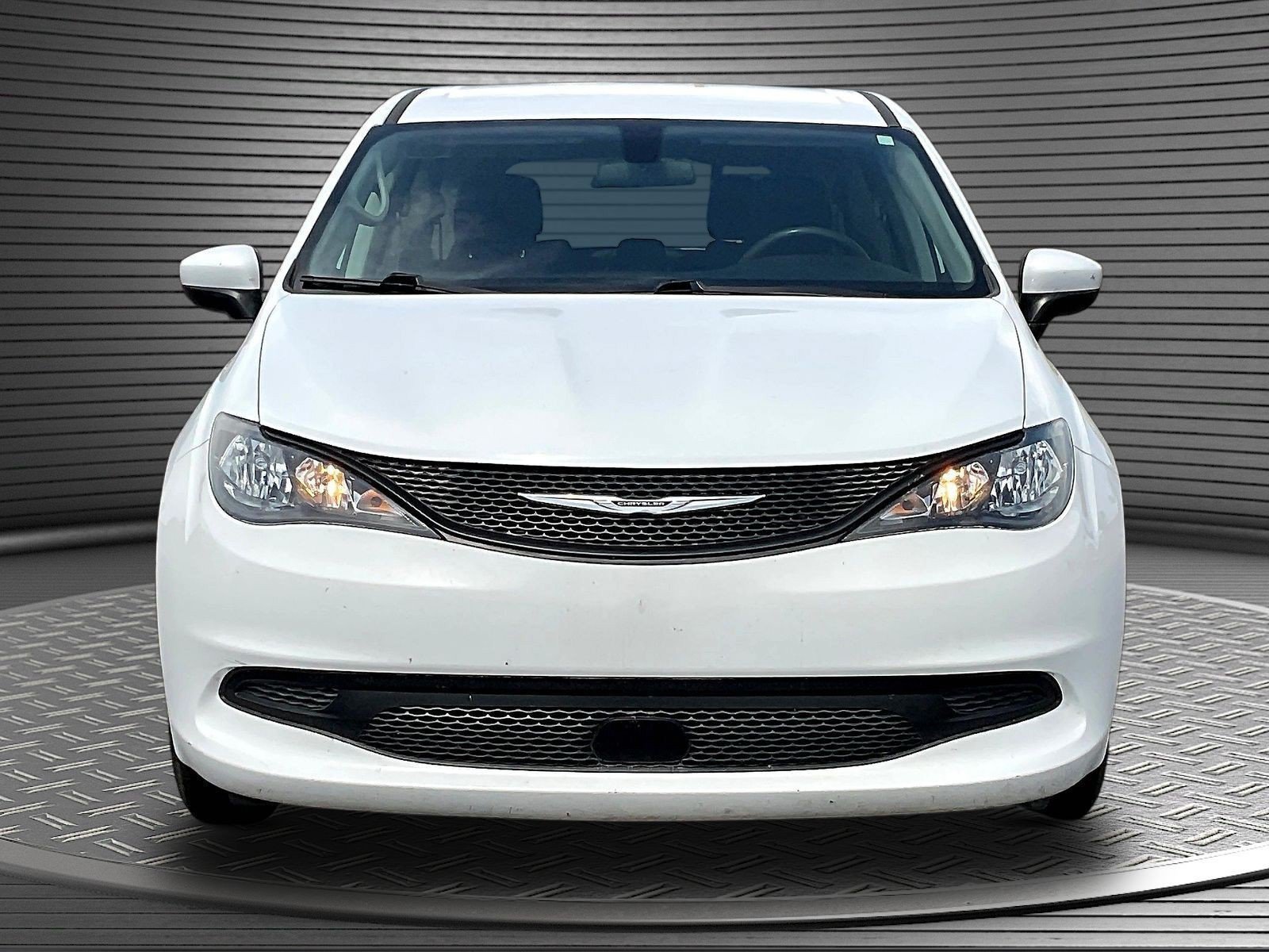 Used 2022 Chrysler Voyager LX FWD image 2