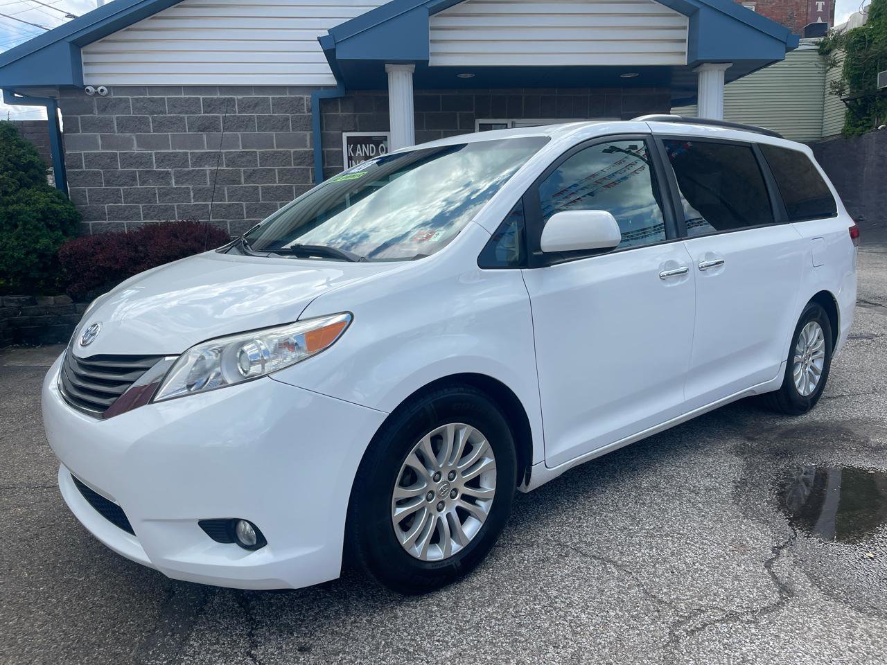 Used 2013 Toyota Sienna XLE w/ Entertainment Pkg FWD image 1