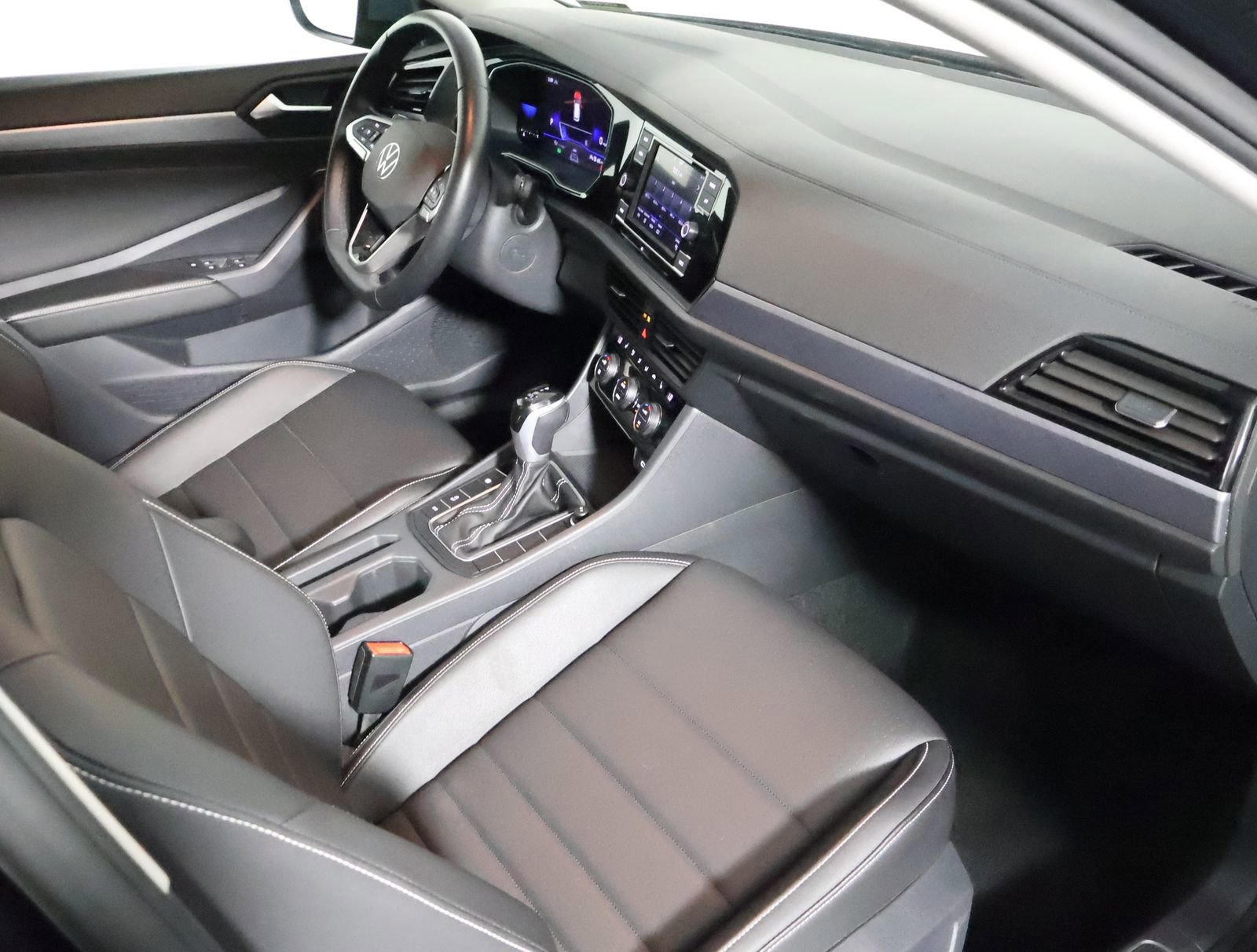 Used 2024 Volkswagen Jetta SE image 46