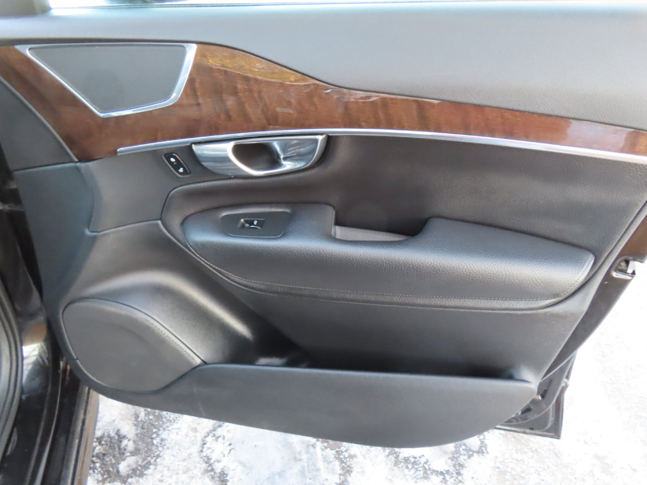 Used 2016 Volvo XC90 T6 Momentum w/ Momentum Plus Package image 21