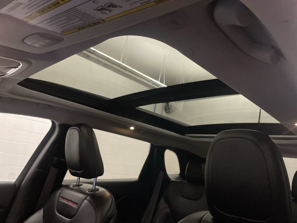 Used 2019 Jeep Cherokee Trailhawk w/ Comfort & Convenience Group AWD/4WD image 13