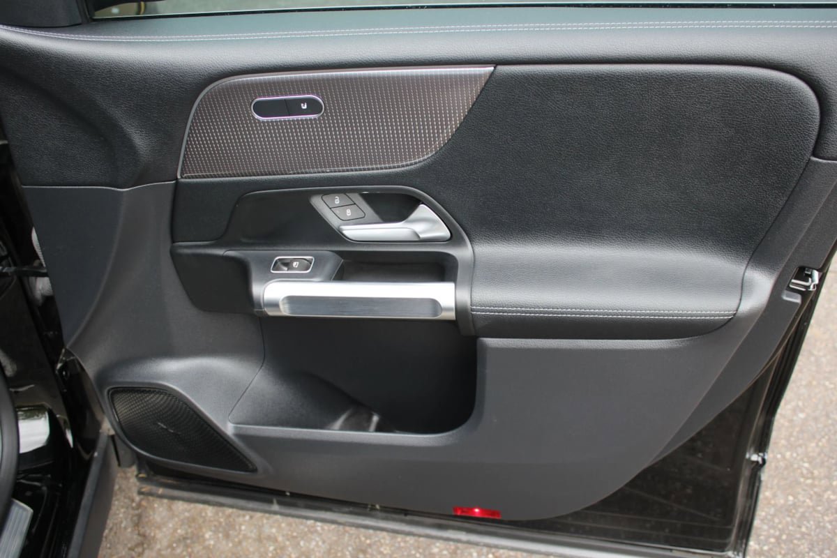 Used 2022 Mercedes-Benz EQB 300 4MATIC image 32