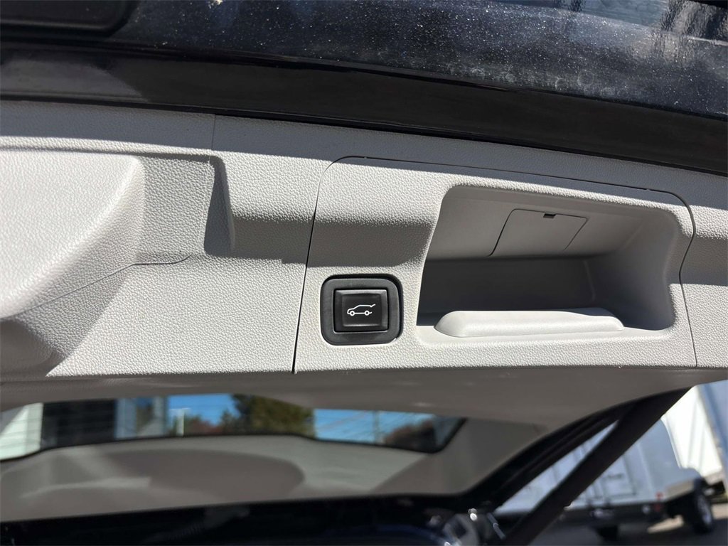 Used 2023 GMC Acadia SLT w/ Technology Package image 13