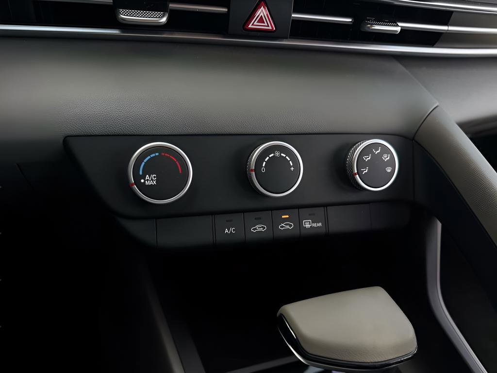 Used 2024 Hyundai Elantra SE FWD image 13