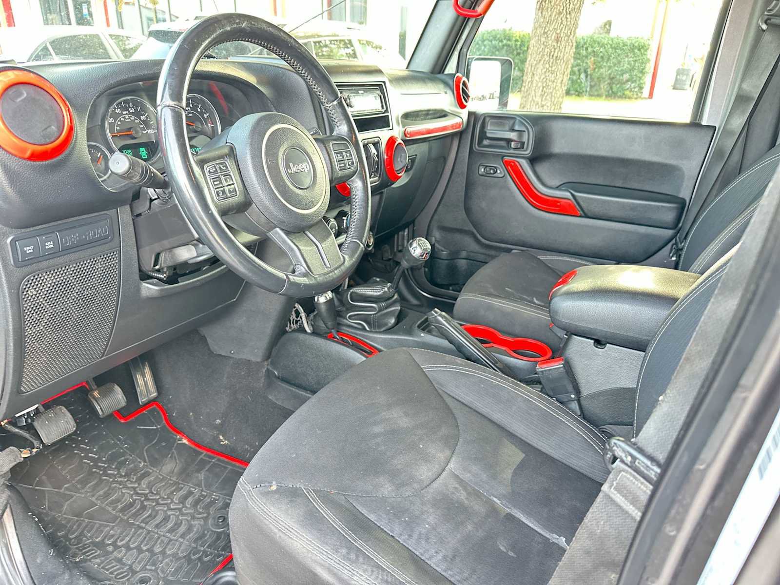 Used 2016 Jeep Wrangler Unlimited Rubicon w/ Connectivity Group image 18