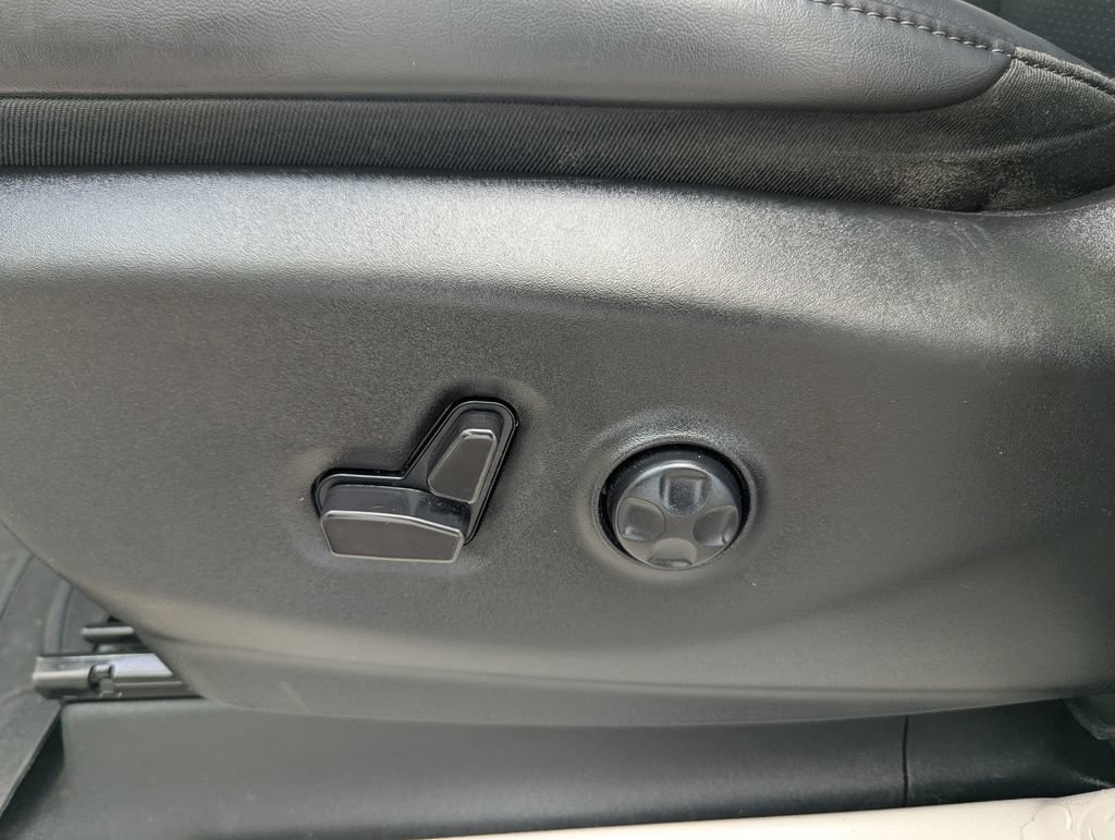 Used 2023 Chrysler Pacifica Touring-L FWD image 33