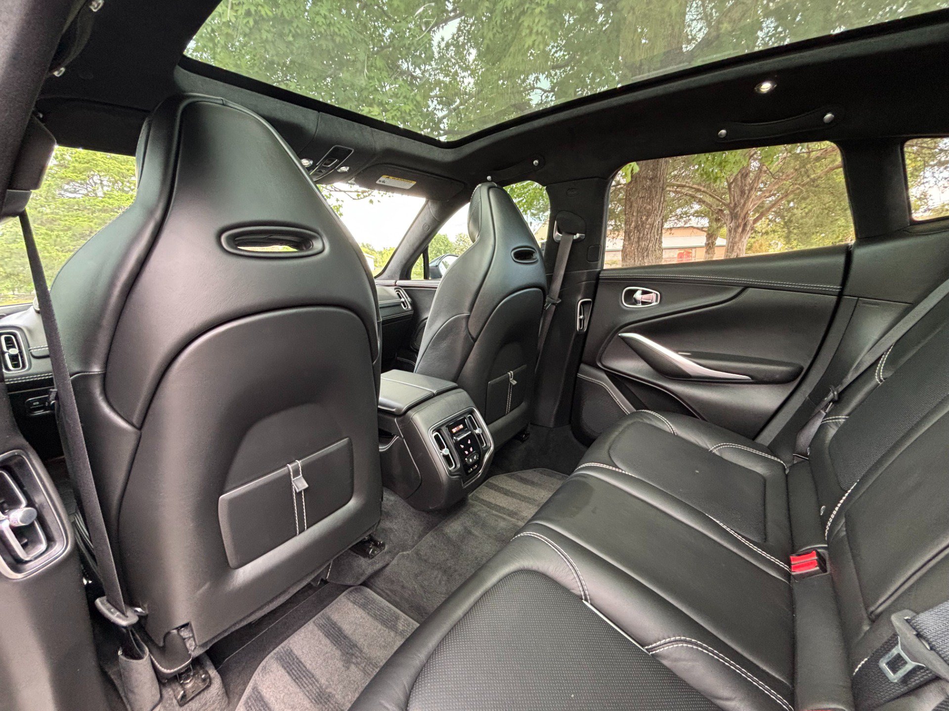 Used 2021 Aston Martin DBX AWD/4WD image 18