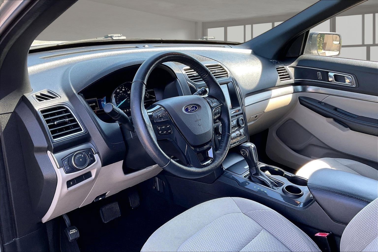 Used 2018 Ford Explorer XLT w/ Equipment Group 201A FWD image 17