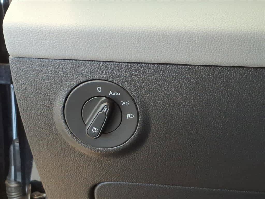 Certified 2022 Volkswagen Taos SE FWD image 11
