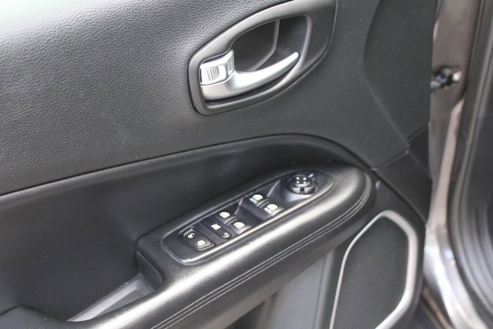 Used 2018 Jeep Compass Altitude image 18