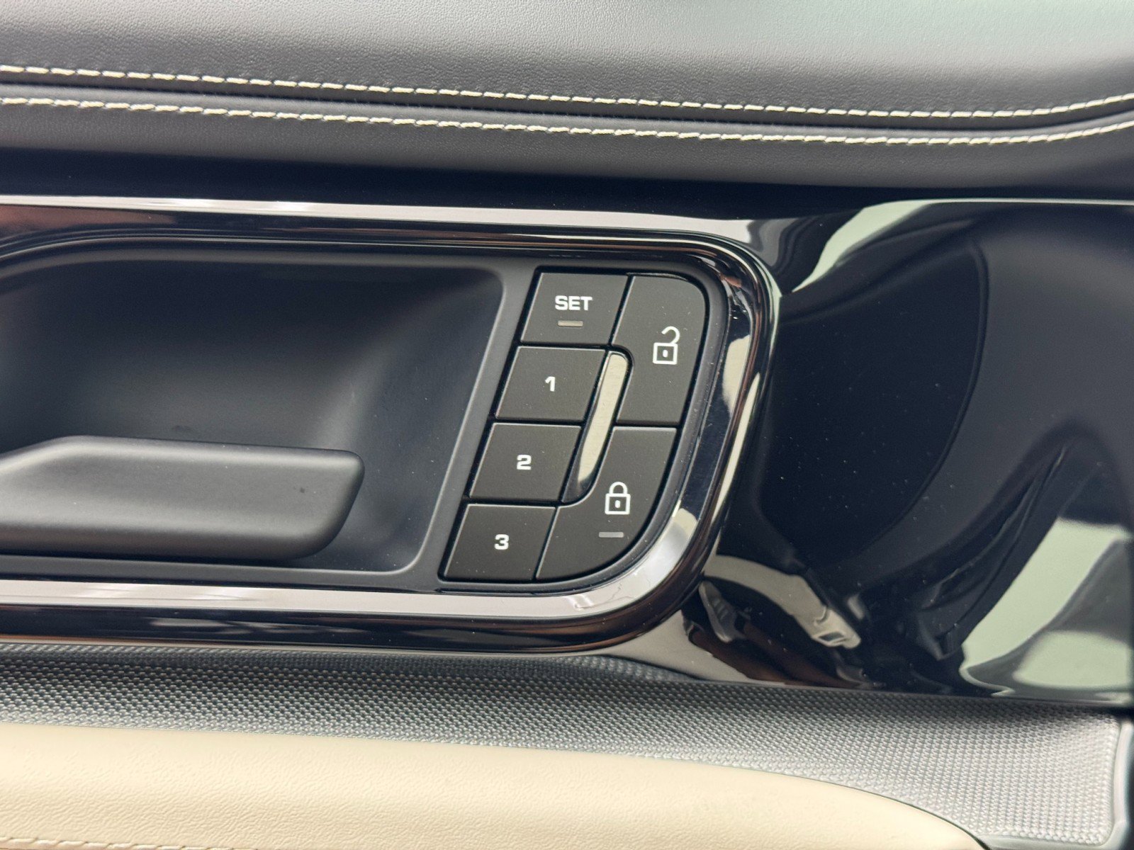 Used 2024 Porsche Panamera 4 w/ Premium Package image 17