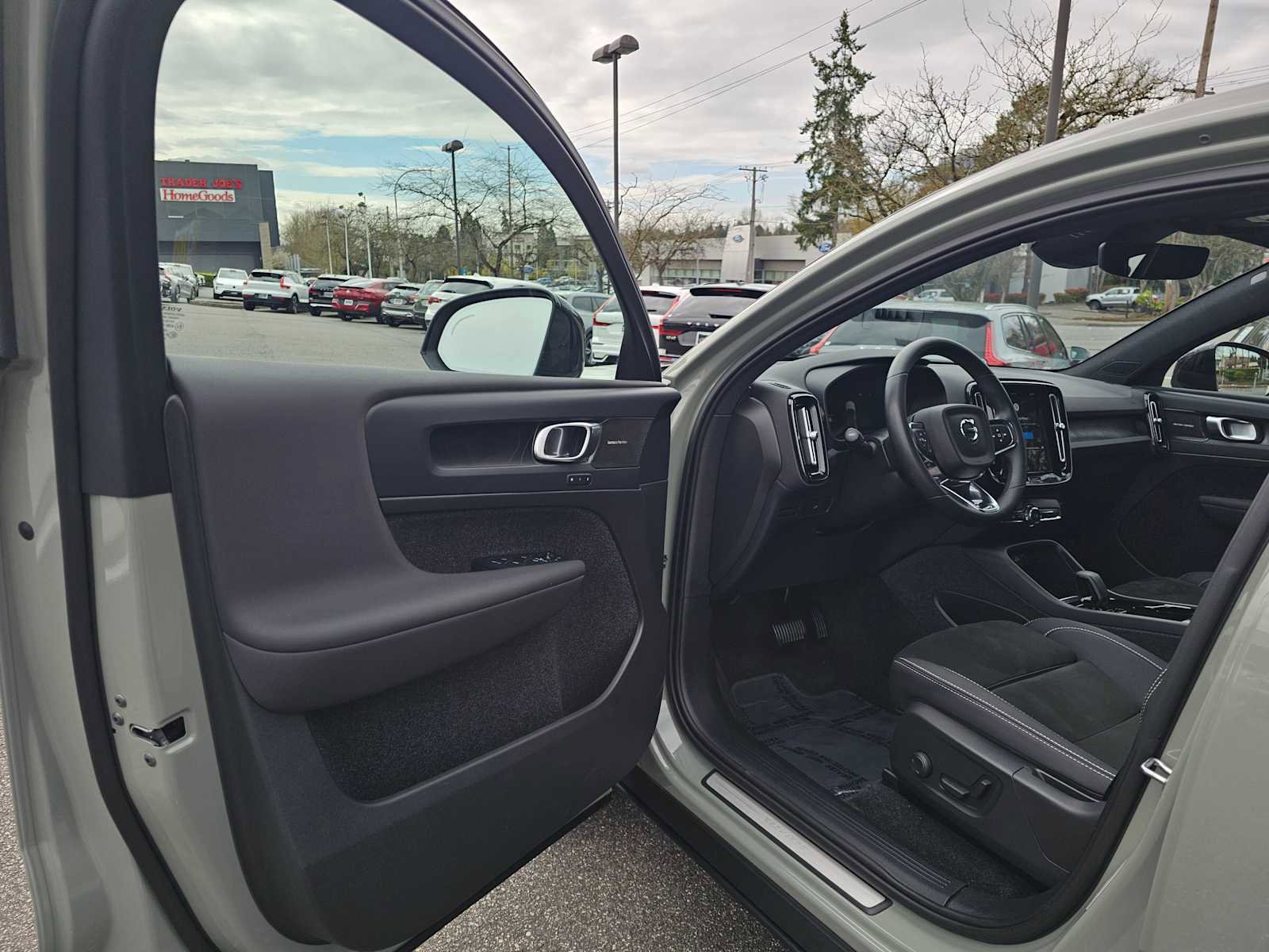 Certified 2023 Volvo C40 P8 Recharge Ultimate image 20