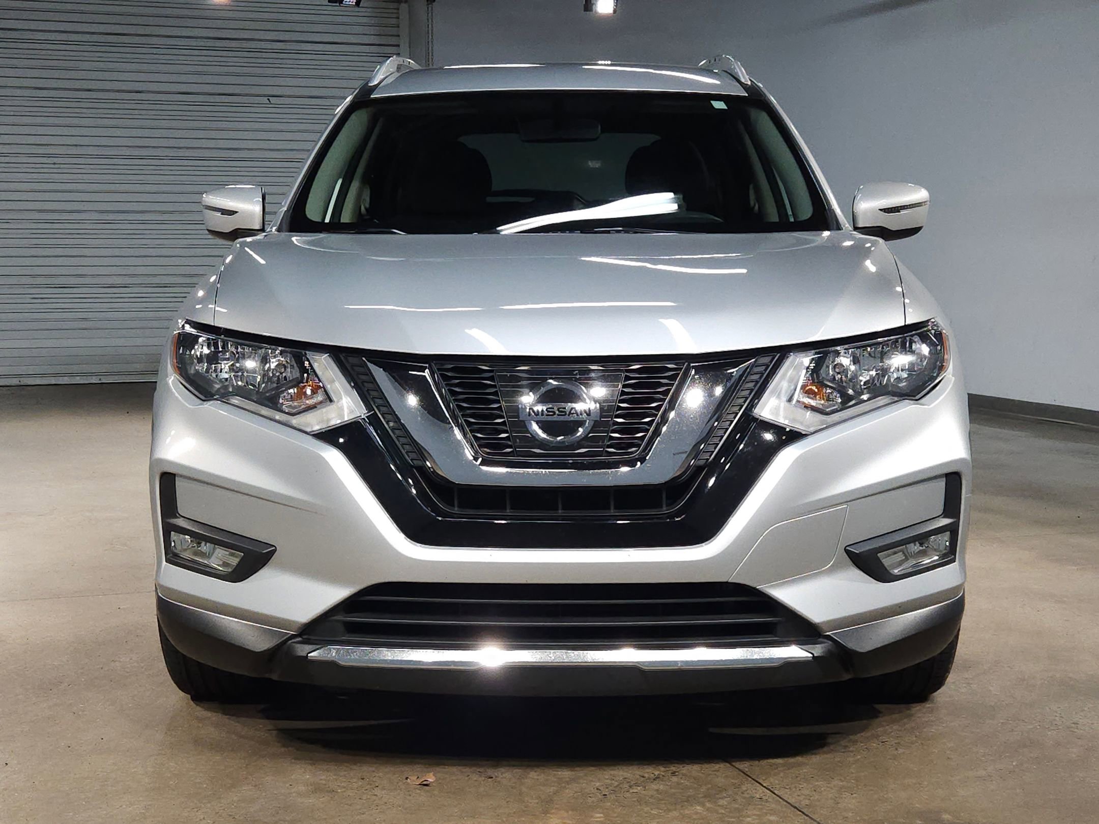 Used 2017 Nissan Rogue SV FWD image 2