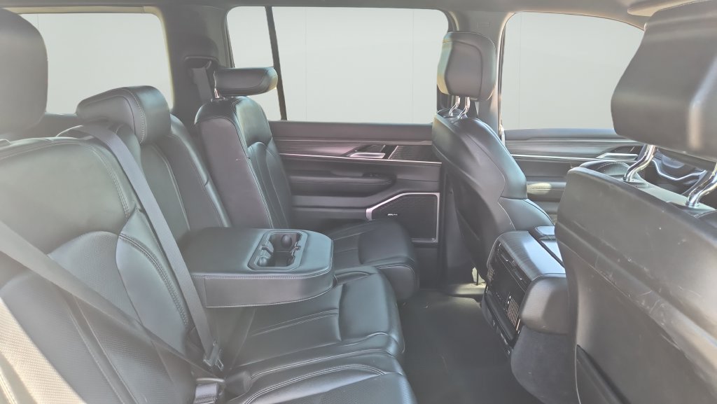 Used 2024 Jeep Wagoneer Series II w/ Flexible Seating Group RWD image 9