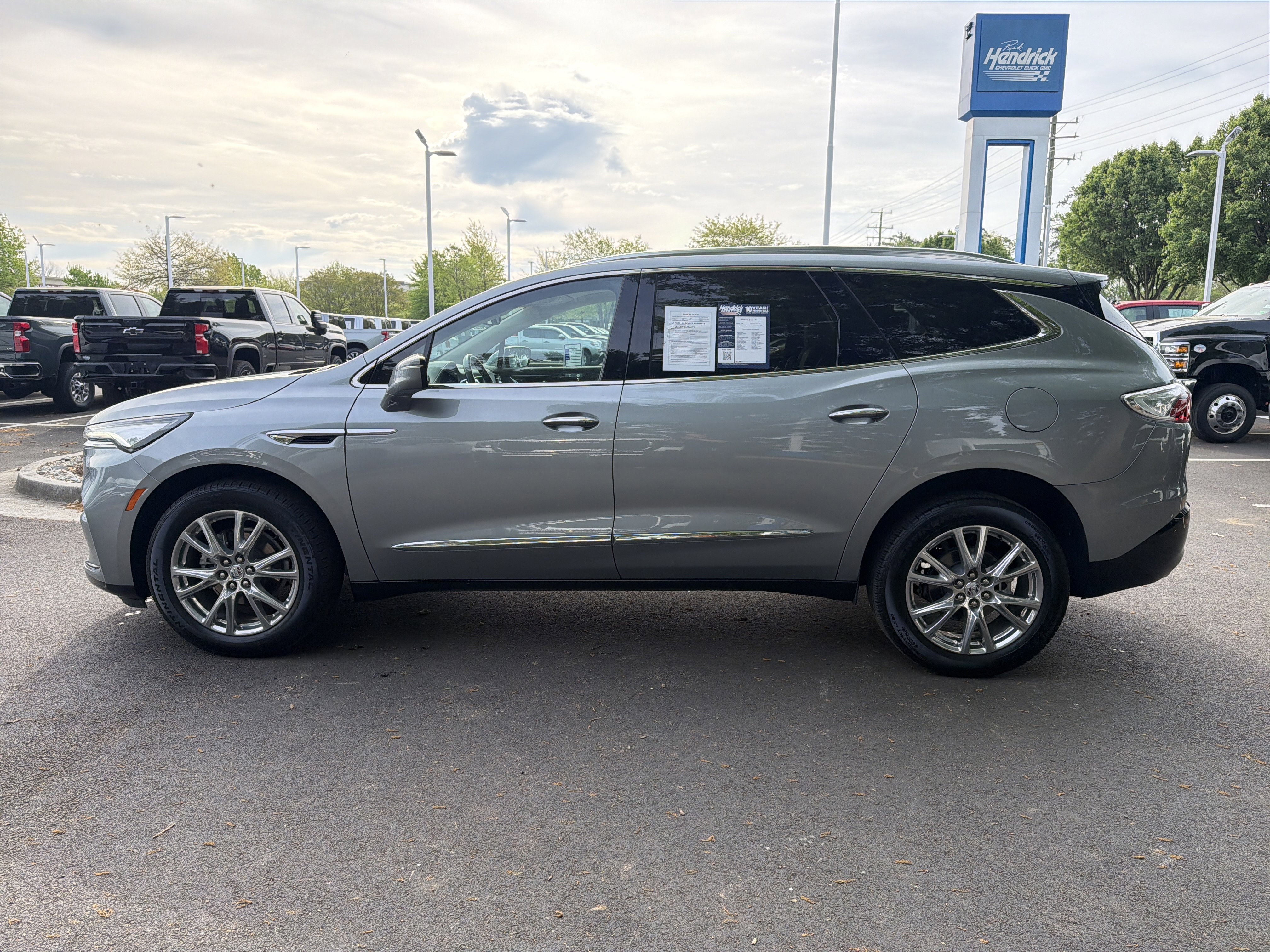 Used 2024 Buick Enclave Essence w/ Experience Buick Package image 7