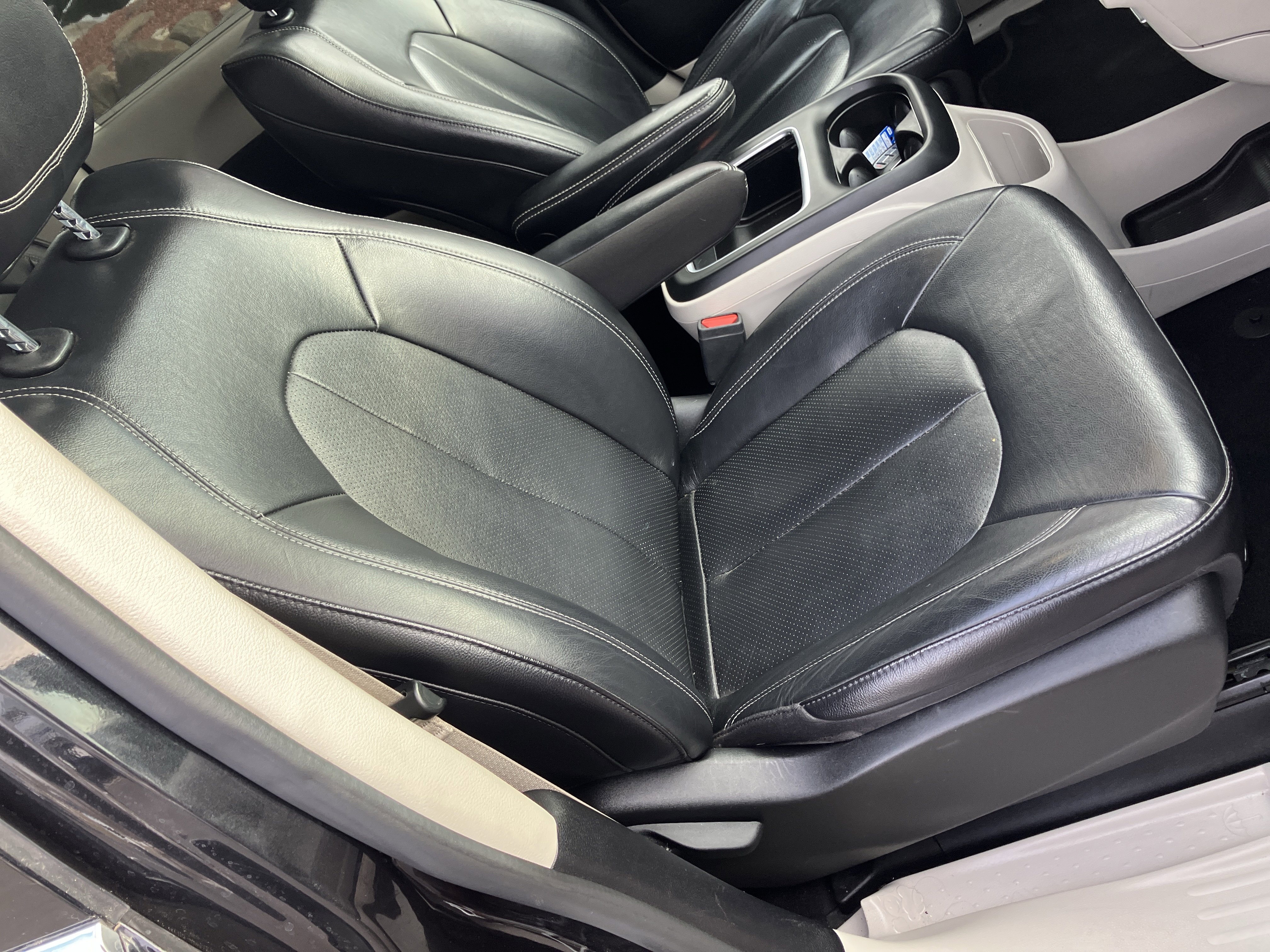 Used 2022 Chrysler Pacifica Touring-L image 28