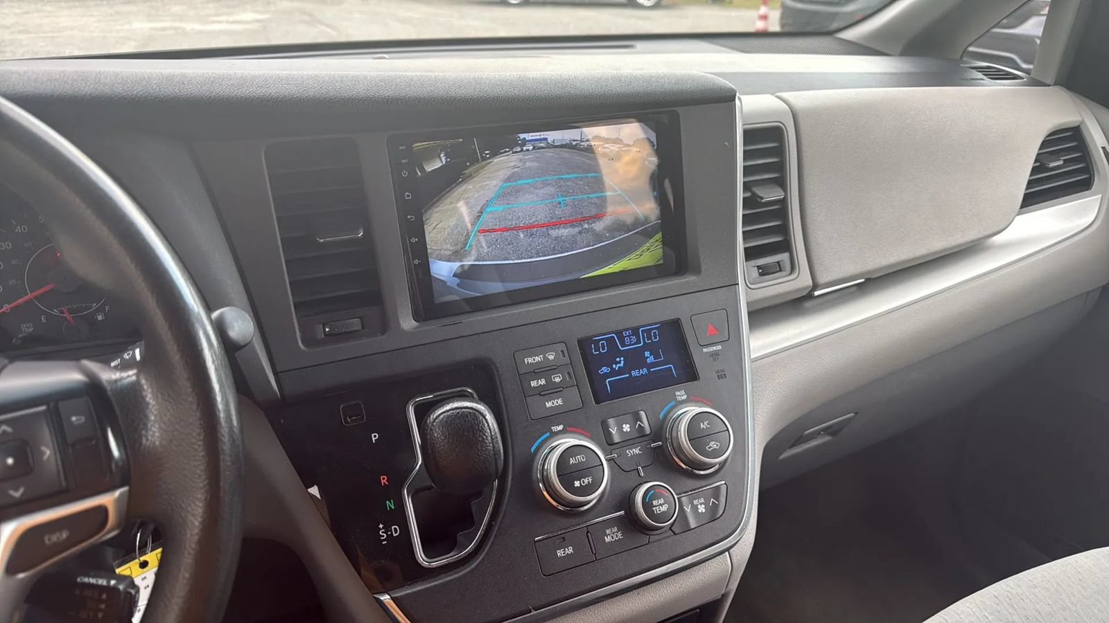 Used 2015 Toyota Sienna LE FWD image 11