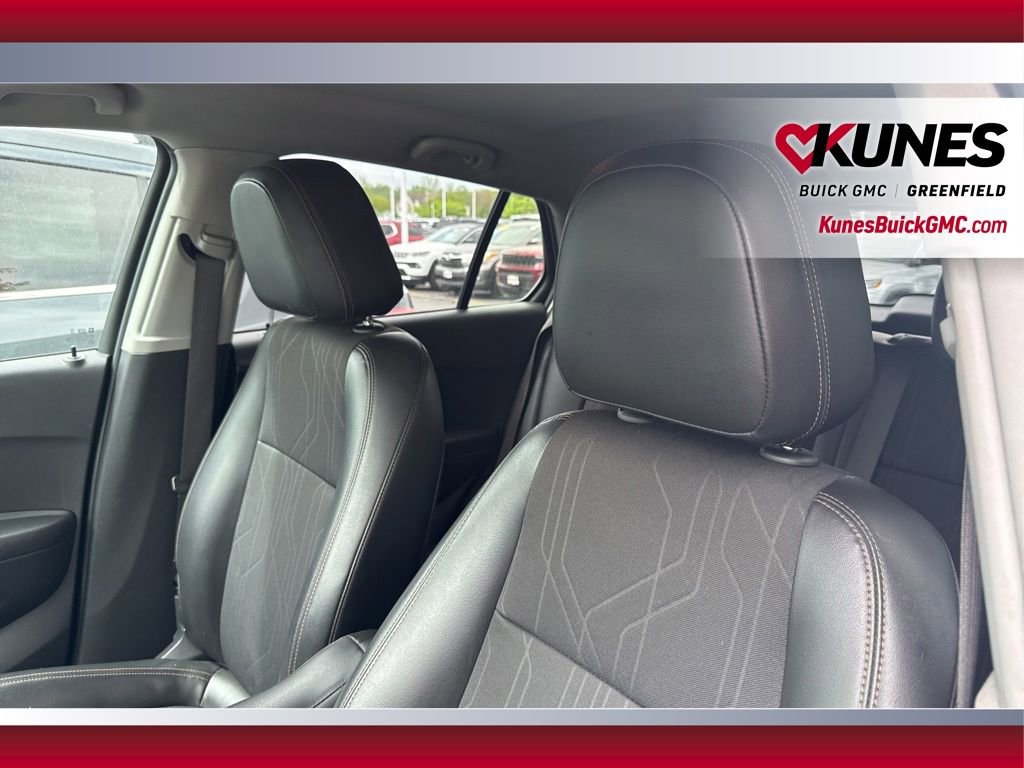 Used 2020 Chevrolet Trax LT w/ LT Convenience Package FWD image 37