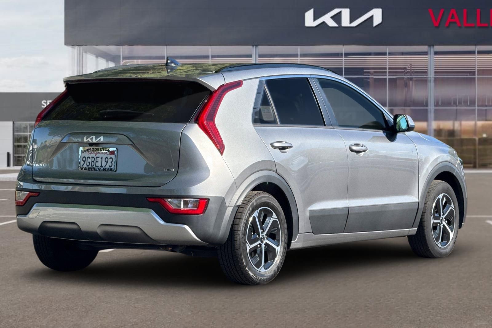 Used 2023 Kia Niro LX image 4