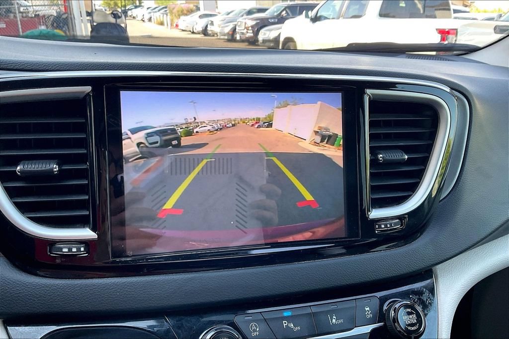 Used 2023 Chrysler Pacifica Touring-L FWD image 21