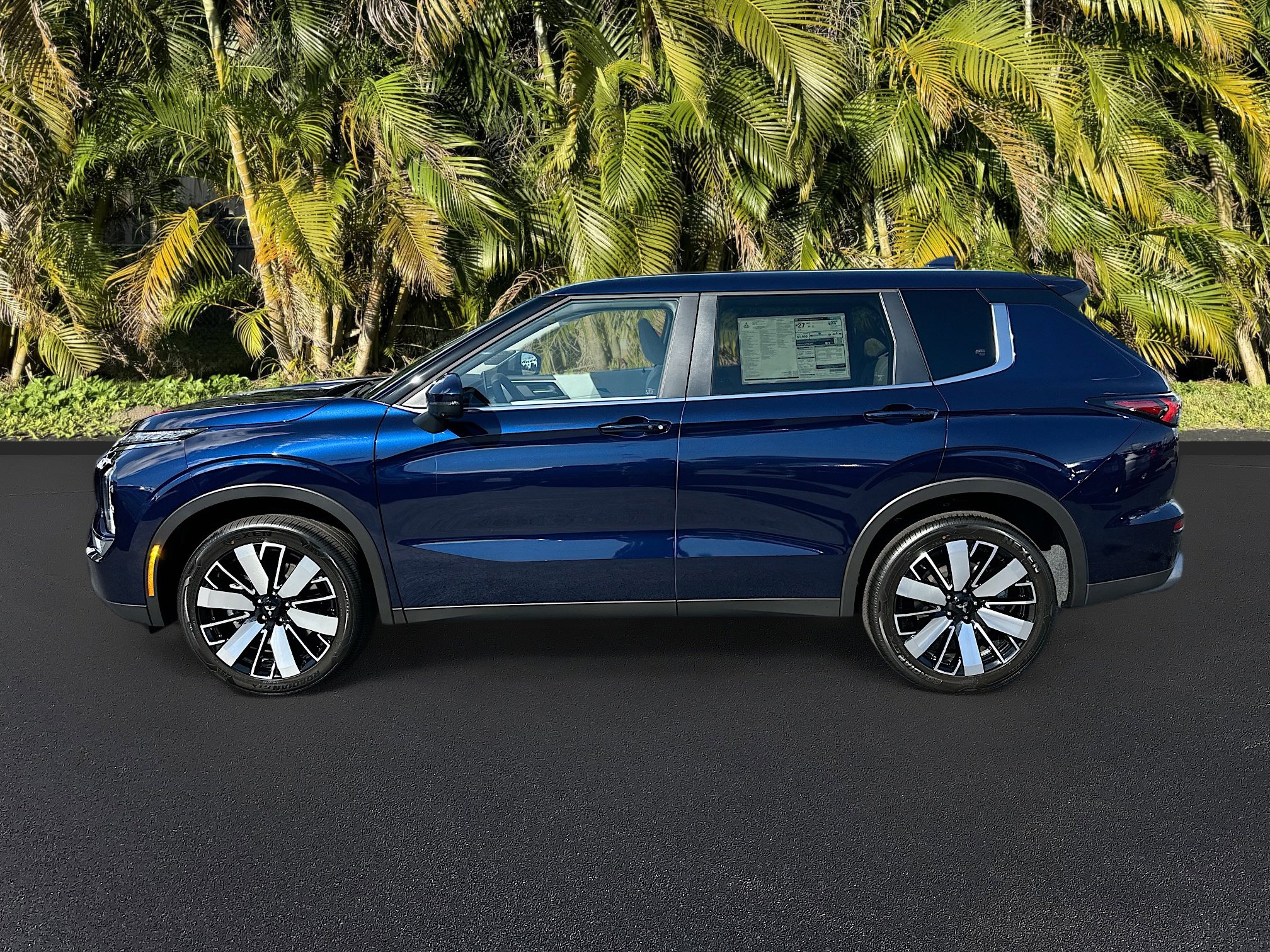 New 2025 Mitsubishi Outlander SE image 2