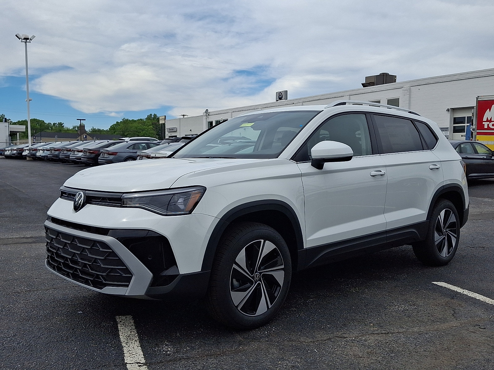 New 2026 Volkswagen Taos SE AWD/4WD image 2