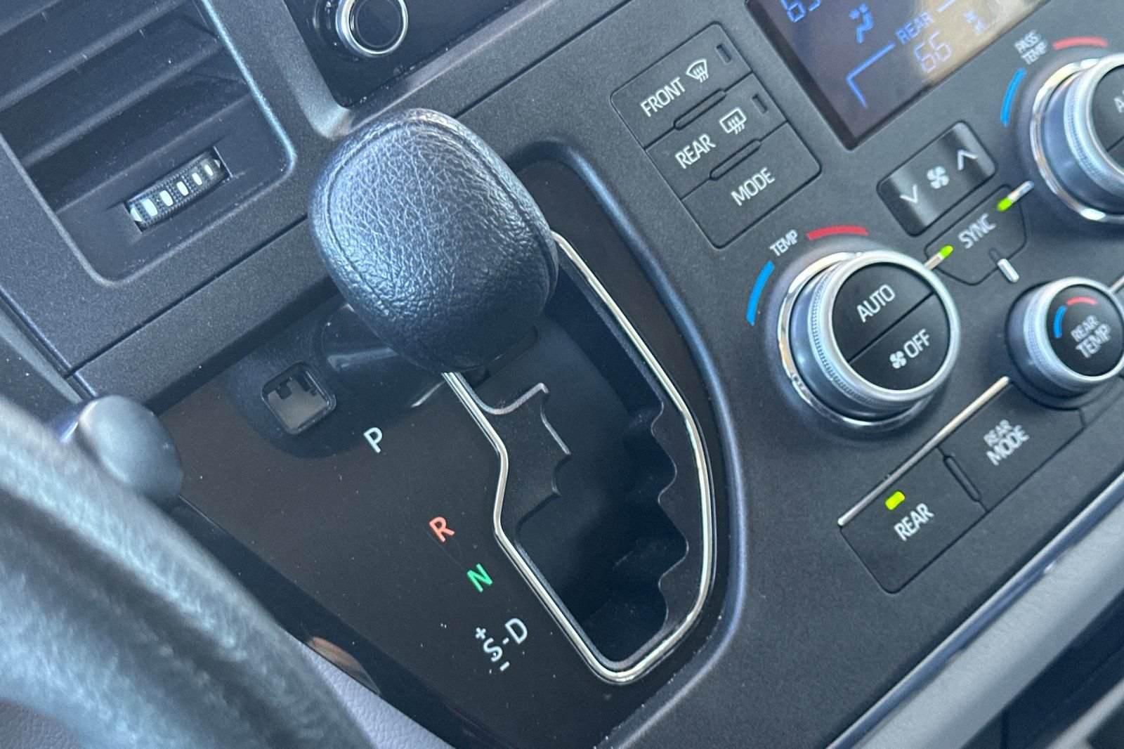 Used 2019 Toyota Sienna L FWD image 18